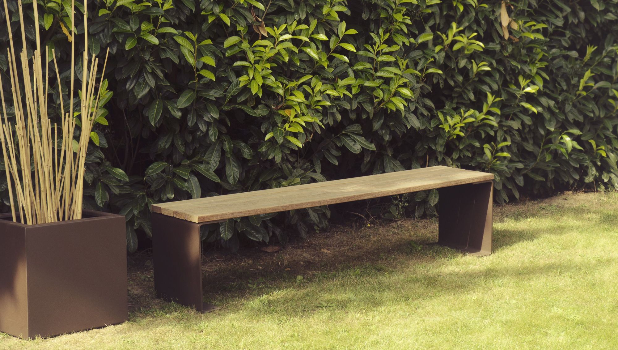 houten zitbank voor in de tuin, puur buitenzijn